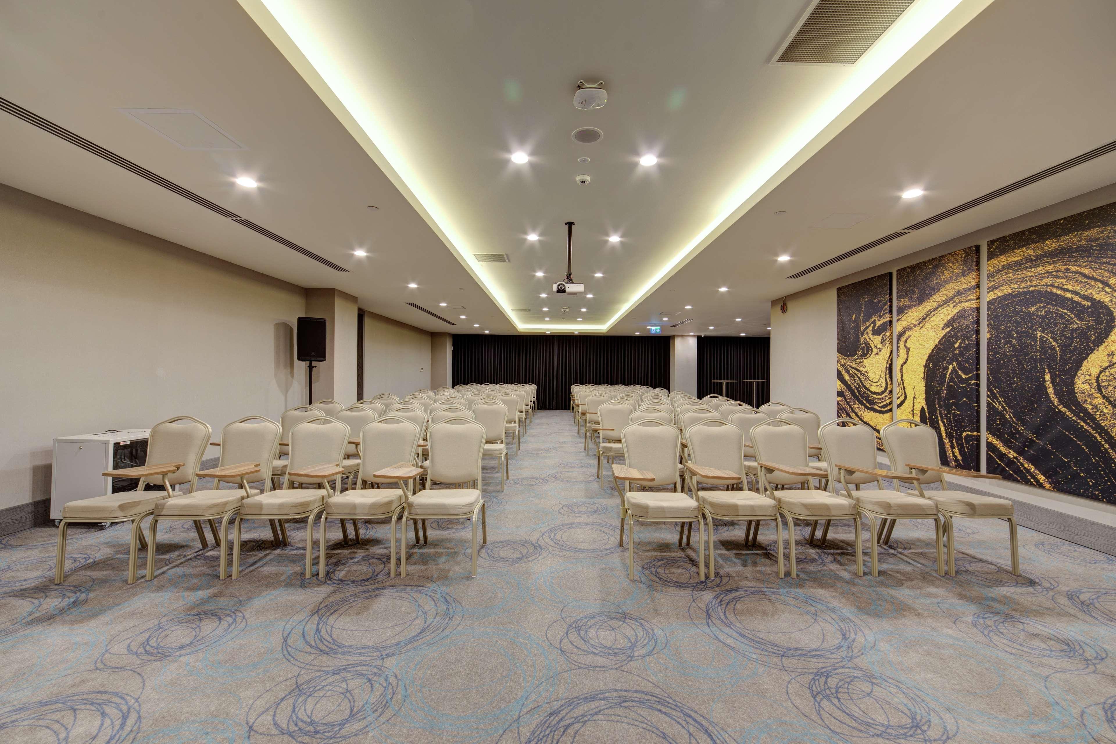 Hotel Doubletree By Hilton Adana Esterno foto